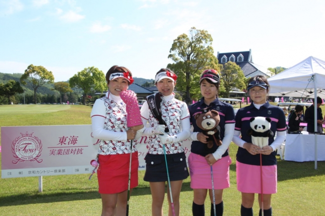 女性の大会らしく、華やかなウェアをまとった女性ゴルファーで会場が彩られます。