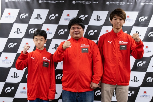 左から、少年の部・1位の稲嶺來希選手、一般の部・1位の謝敷宗一郎選手、少年の部・2位に再選出された野原一真選手。表彰では、3人が国体本大会で着用する『グランツーリスモＳＰＯＲＴ』部門のユニフォームを着用した。
