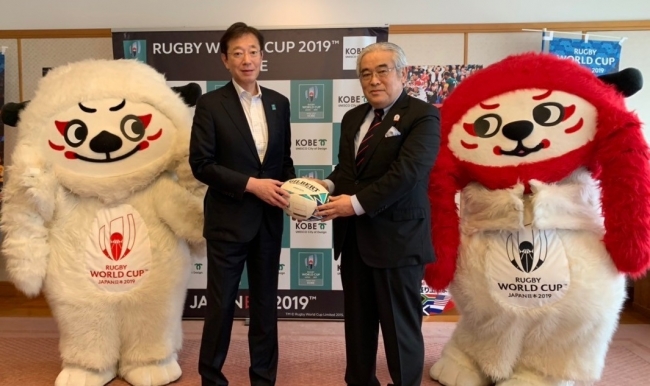「ラグビーワールドカップ2019™日本大会」開催都市におけるラグビーの普及を支援　神戸市の小学校へラグビーボールを寄贈