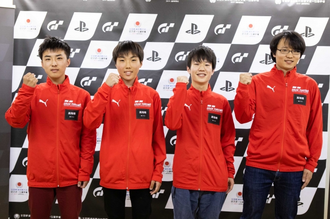 左から、高知県 少年の部・1位の南海飛翔選手、2位の西尾吏巧選手。一般の部・1位の前田帝晟選手、2位の笠井健人選手。