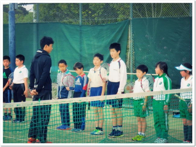 私たちはテニススクールを、子どもたちにとってのミニ社会体験の場としてとらえ、指導育成を行います。
