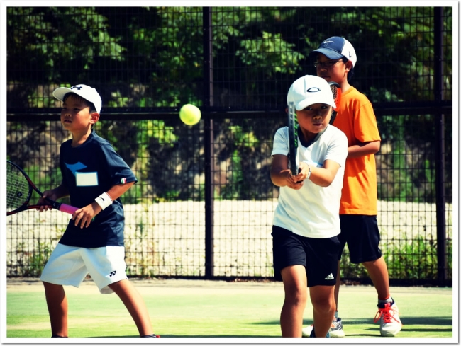 日本人選手の活躍に刺激を受け、たくさんの子どもたちがテニスで互いを高めあっています。