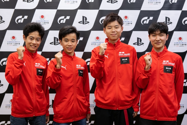 左から、岡山県 少年の部・1位の浪井楓選手、2位の石水優夢選手。一般の部・1位の奥本博志選手、2位の吉實隼稀選手。