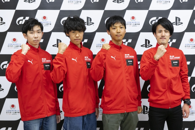 左から、新潟県 少年の部・1位の米倉大翔選手、2位の小林雄太選手。一般の部・1位の渡辺亮太選手、2位の草野貴哉選手