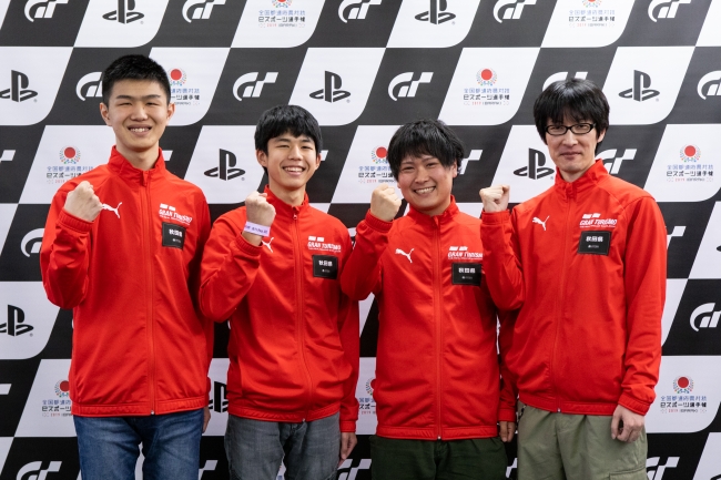 左から、秋田県 少年の部・1位の長谷部友駿選手、2位の伊藤颯太選手。一般の部・1位の奥山輝明選手、2位の佐藤洋介選手。