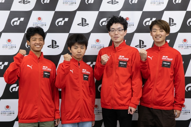 左から、和歌山県 少年の部・1位の瀧本諒選手、2位の片木翔太郎選手。一般の部・1位の新山太嘉選手、2位の神前玲武選手。
