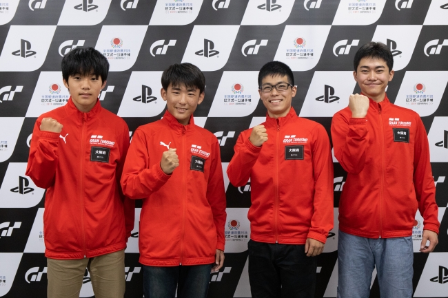 左から、大阪府 少年の部・1位の神藤巧磨選手、2位の伊賀涼太選手。一般の部・1位の今村駿佑選手、2位の小山天太選手。