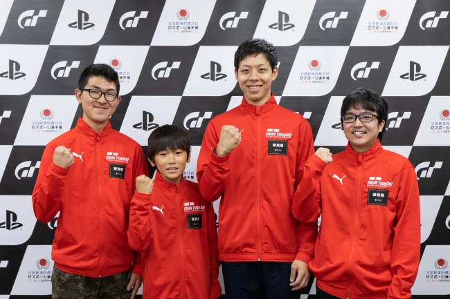 左から、奈良県 少年の部・1位の福井秀太選手、2位の辻野笑太選手。一般の部・1位の岩崎康次郎選手、2位の薮内慶太選手。