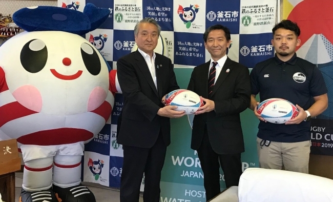 「ラグビーワールドカップ2019™日本大会」を契機としたラグビー普及の支援　千代田区の小学校へラグビーボールを寄贈