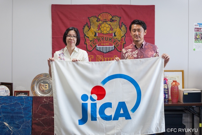 左)JICA沖縄所長 佐野景子様　(右)琉球フットボール株式会社社長 三上昴