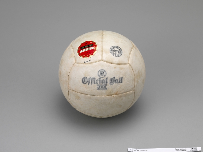 東京1964オリンピックの バレーボール公式球 （秩父宮記念スポーツ博物館蔵）