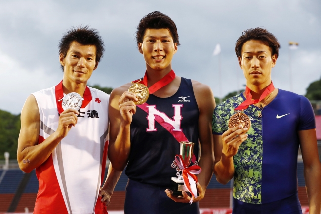 左から澤野大地選手、江島雅紀選手、山本聖途選手