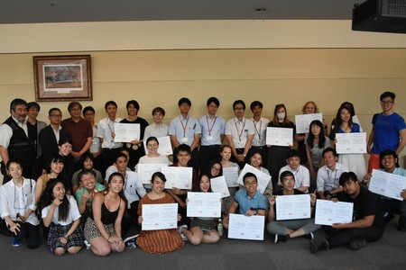 プレゼンテーション後に、グループワーク修了証を受け取る横浜国立大学の留学生ら