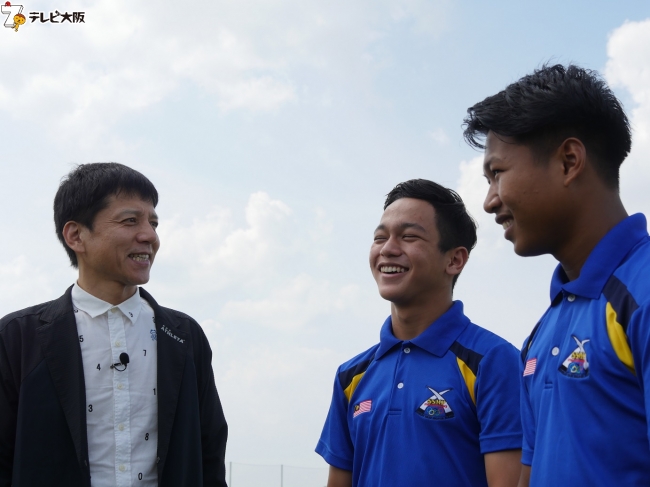 ASEAN DREAM TEAMの選手と楽しく会話する勝村政信