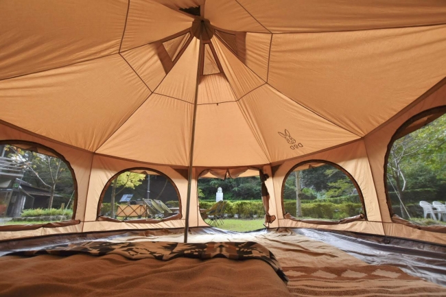 広々としたテント。高さが約3mあり、大人6人でも余裕の広さです。