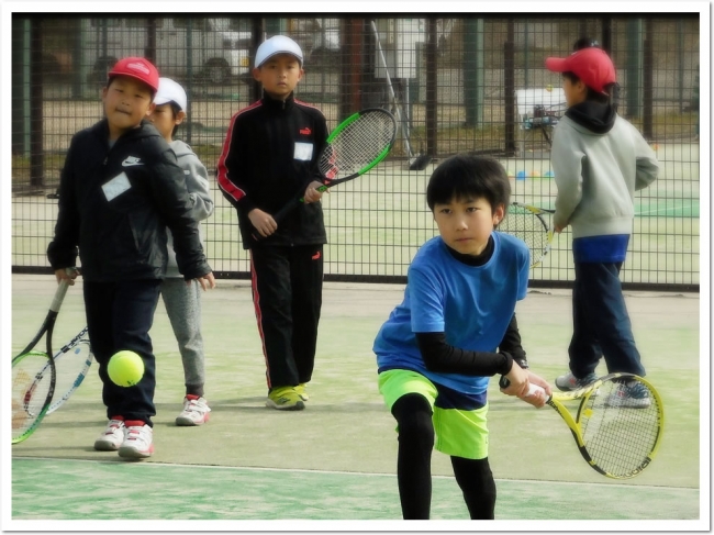  スポーツを通じた身体と心の育成。ITCテニススクールのジュニアプログラム。