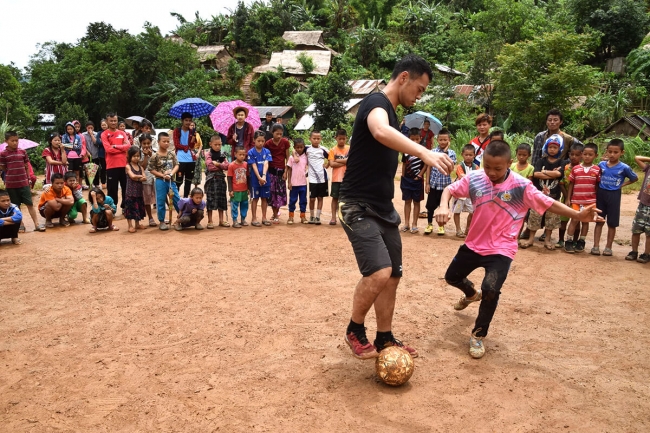 難民キャンプの子どもたちにサッカーを教えてくださった本田慎之介氏