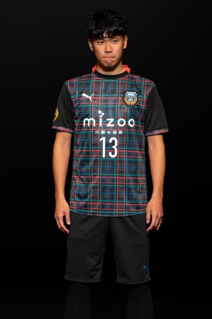 「mizoo 川崎水族館」 ロゴを配した川崎フロンターレの新トレーニングマッチユニフォームを着用する山根視来選手