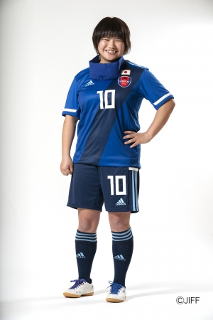 新ユニフォームを着用するブラインドサッカー女子日本代表の菊島宙選手