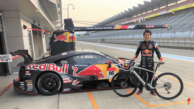VADO SLと笹原右京氏。今シーズン乗車するRed Bull MOTUL MUGEN NSX-GTの前で