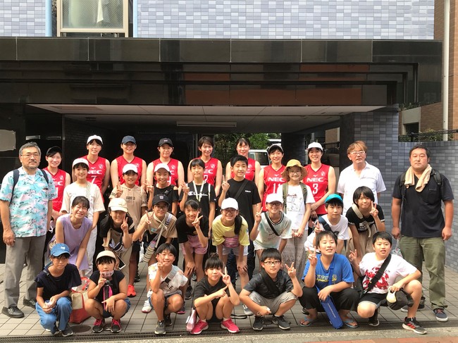 平間銀座商店街での川崎市立平間小学校の子どもたちとの清掃活動