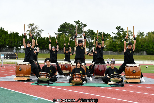 10月3日（土）に行われたJFL公式戦にて、同一企画でパフォーマンスを披露した大阪高等学校 和太鼓部の様子