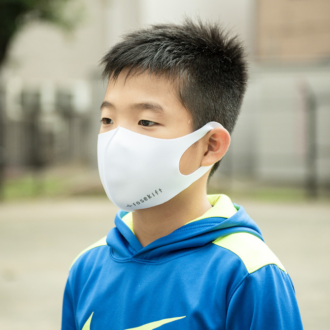 FoseKiftのマスクを付ける男子児童