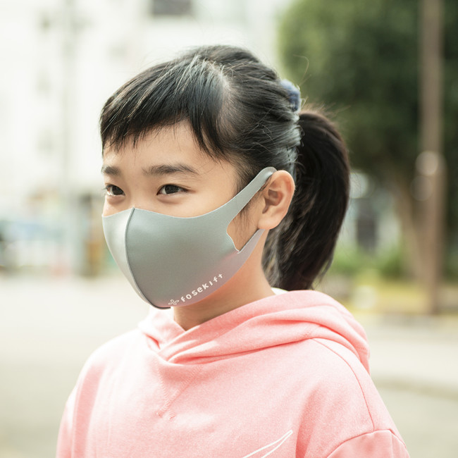 FoseKiftのマスクを付ける女子児童