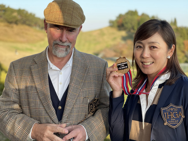 左：日本ヒッコリーゴルフ協会アンドリュー・トムソン会長　右：女子優勝 山本潤さん