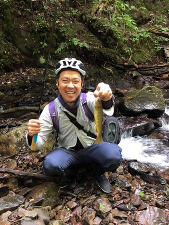 渓流刷りを楽しむ辻浦氏。自転車は様々なアクティビティをリンクさせて楽しめます。