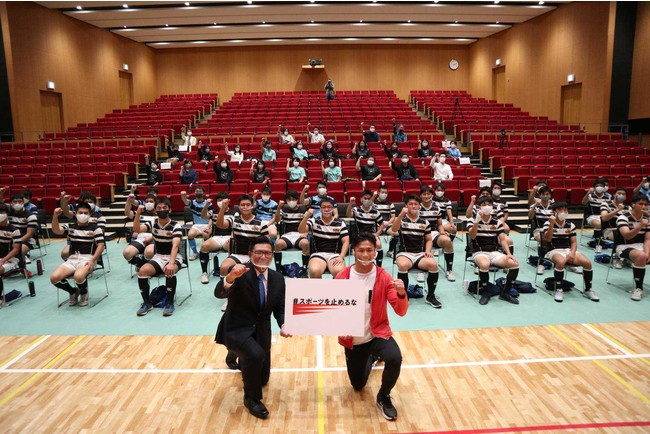 「スポーツを止めるな」の活動の一つ「青春の宝プロジェクト」で学校の選手たちと交流する元ラグビー日本代表の野澤さん(手前左)、廣瀬さん(同右)