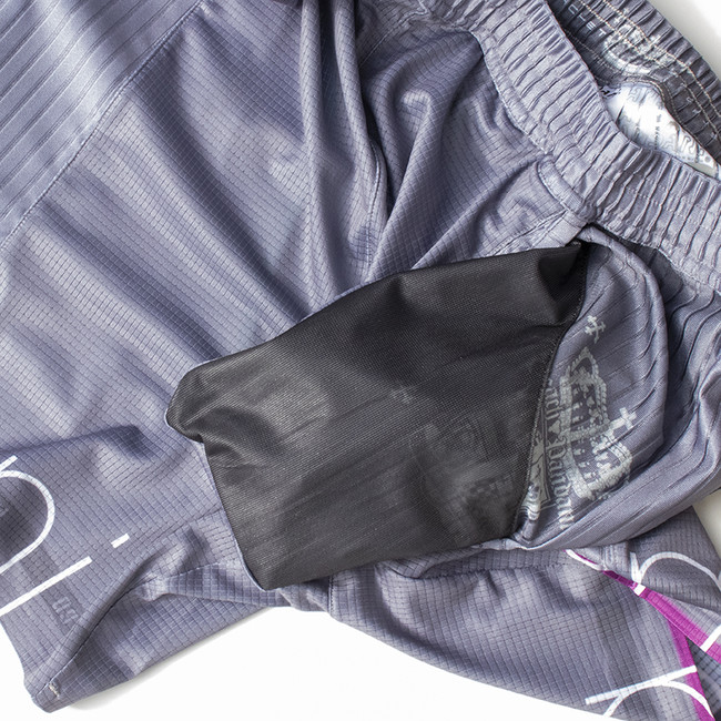 前ポケット内側には防水生地が縫い付けてありボール等が汗で濡れるのを防いでくれる