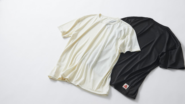 SMOOTH WOOL T-SHIRT（ユニセックス)¥9,900(税込）　 17.5ミクロンの極細糸で編んだメリノウールTシャツ。ウールのイメージを覆す滑らかな肌触りが、スポーツシーンでの着心地をお約束します。