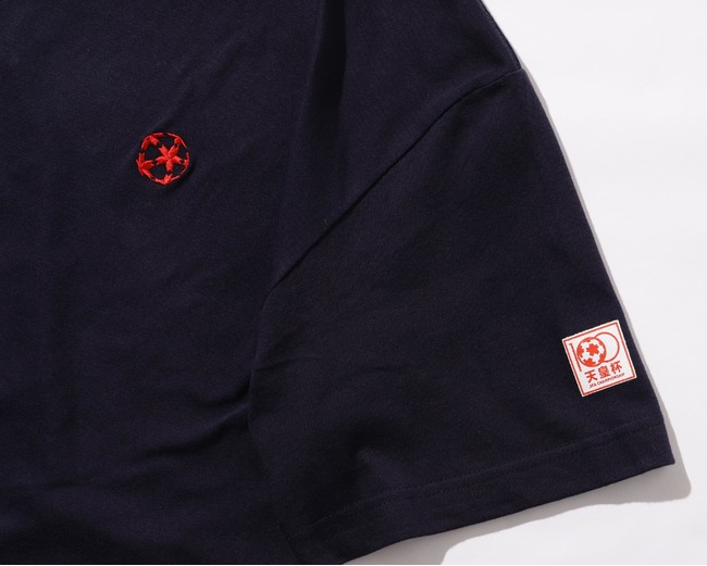 桜模様のボールの刺繍と第100回天皇杯大会ロゴ（Tシャツ前面、左胸と左袖）