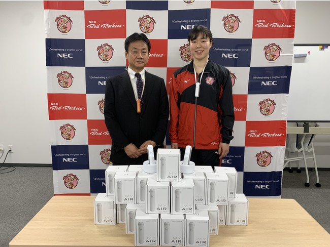 NECフィールディング ソリューション事業部 事業部長 百合野 隆（左）、野嶋華澄選手（右）