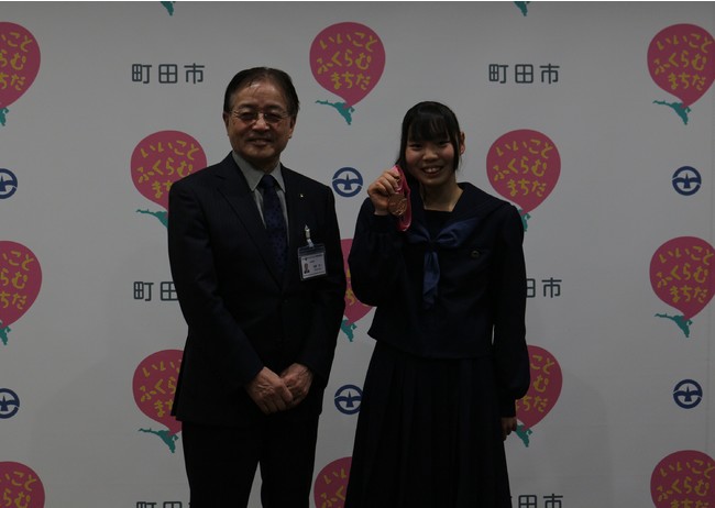 （右から）長谷川さんと石阪市長