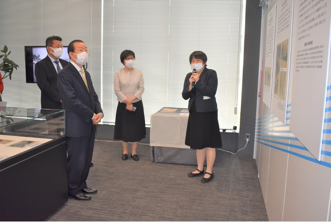 国立歴史民俗博物館の樋浦郷子・研究部准教授(右1)が謝代表(左2)に張星賢の競技生涯を紹介する