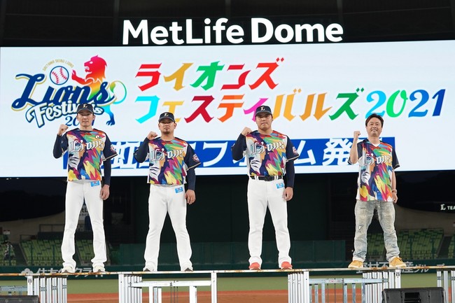 彩虹ユニフォーム発表会の様子(左から源田選手、森選手、平良投手、河本準一さん)
