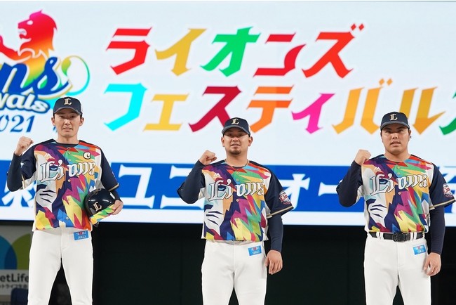 彩虹ユニフォームを身にまとった (左から)源田選手、森選手、平良投手