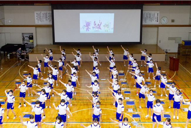 「TOKYO 2020 Para Sport Dance!」のダンスをお披露目する児童たち　  ©TOKYO2020