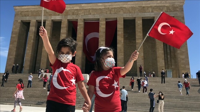 「アタテュルク記念・青少年・スポーツの日」を祝うトルコの子供たち © Anadolu Agency