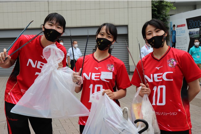 清掃活動を終え、充実した表情の3選手（左から甲、小島、澤田）