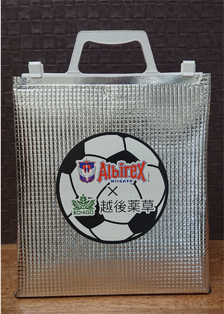 アルビキムチは、オリジナルの保冷バッグに詰めて発売されました