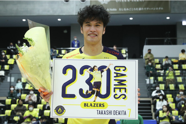230試合出場を達成し、Vリーグ栄誉賞を受賞した堺・キャプテンの出耒田 11月6日 対JT広島