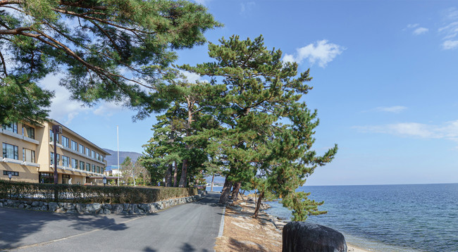ホテル外観と琵琶湖
