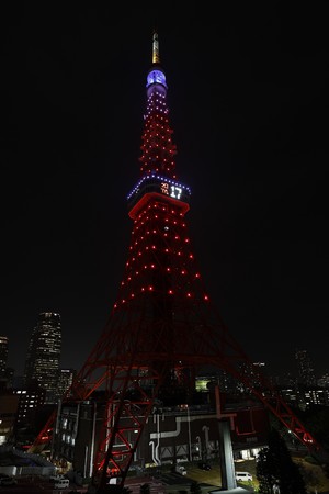 エンゼルスカラーにライトアップされた東京タワー    　 2021年11月19日17時17分