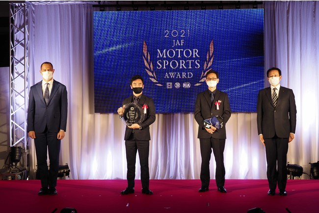 左から、スポーツ庁 室伏広治長官、佐藤琢磨選手、ドライバー・オブ・ザ・イヤーに投票したJAF会員代表 金子様、JAF藤井会長