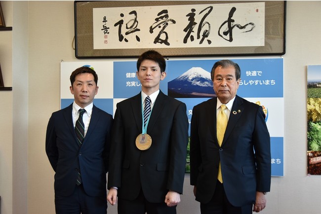 （写真左から）ケイアイチャレンジドアスリートチーム山本、佐藤選手、豊岡市長