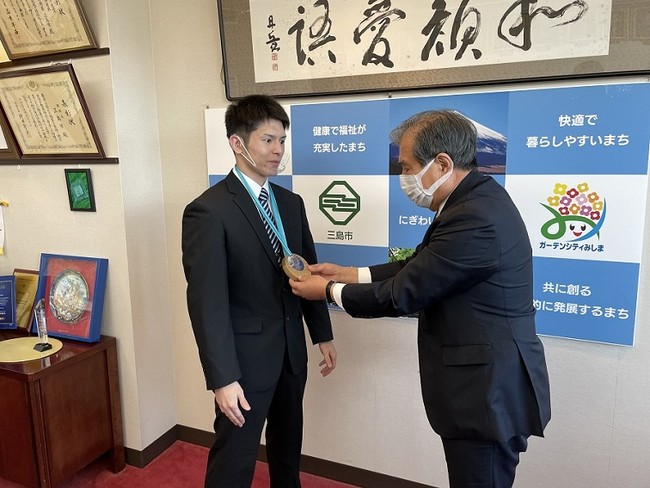 豊岡市長に銀メダルを披露しました。