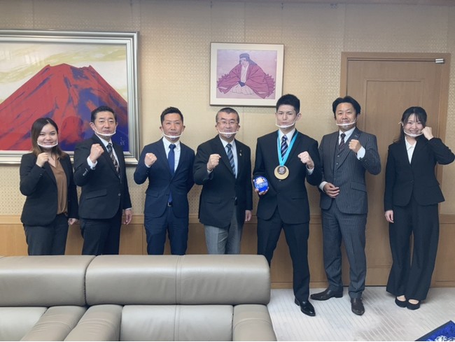 吉田市長と佐藤選手を囲んで参加者全員での集合写真（中央：吉田市長）